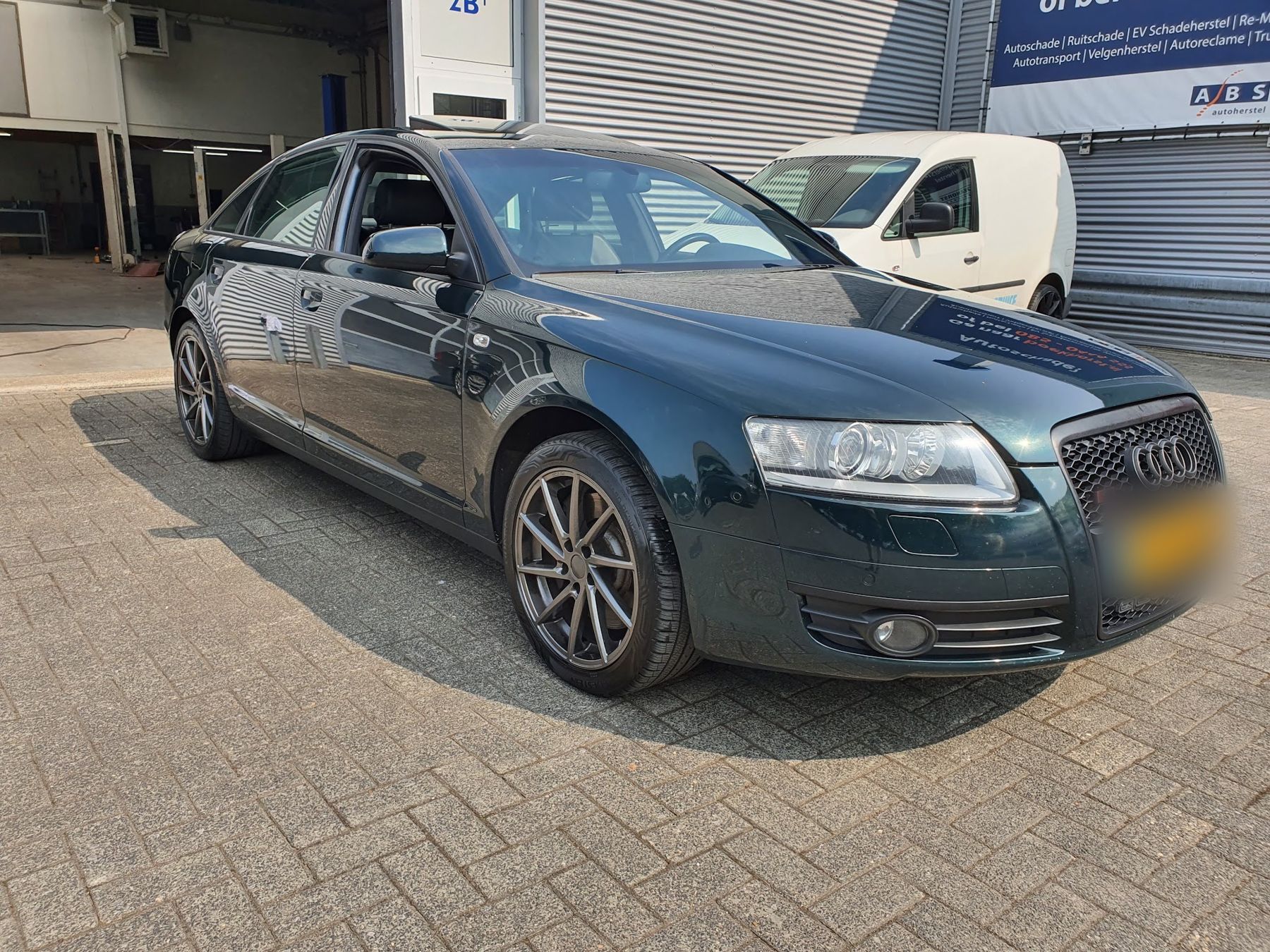 Donkergroene Audi A6 op het terrein van Ter Schuur Autoservice